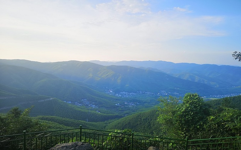 莫干山山勢(shì)起伏，山清水秀