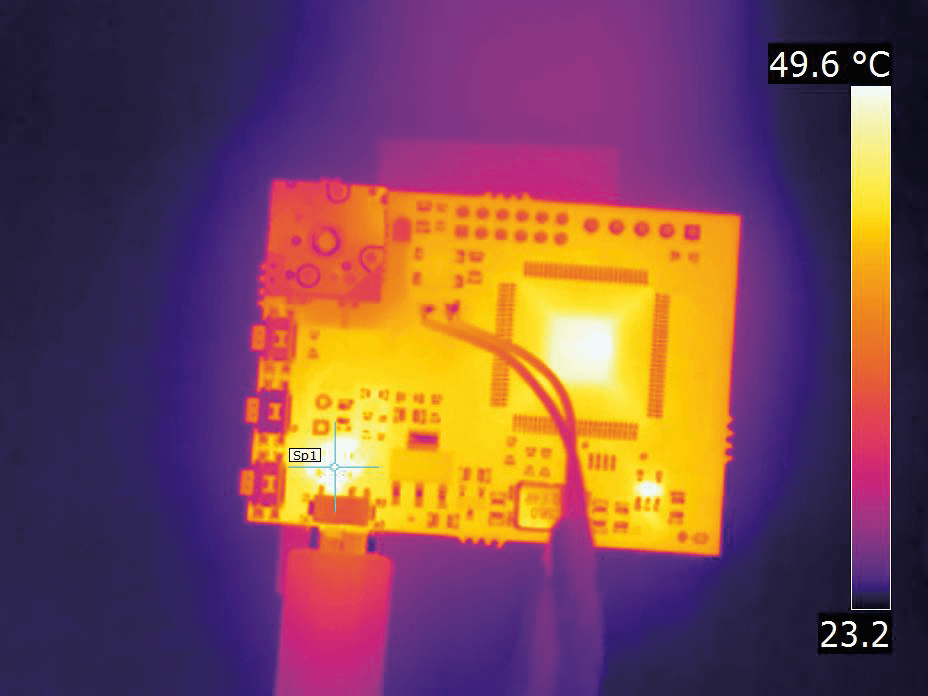 PCBA成像與FLIR T540相機沒有微距模式啟用。相機在沒有微距模式的情況下，在74°C下對目標熱點進行測量。